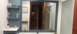 Mueble de baño azul y blanco