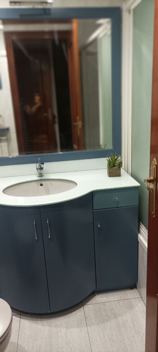Mueble de baño azul y blanco