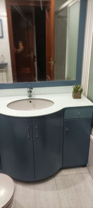 Mueble de baño azul y blanco