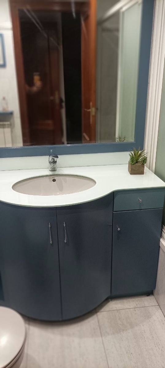 Mueble de baño azul y blanco