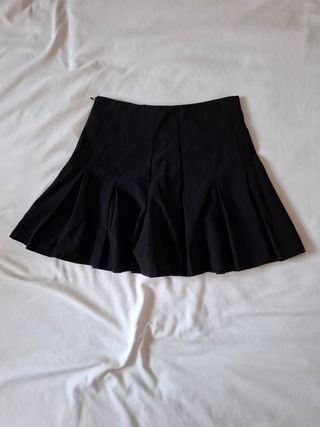 Falda negra corta de cintura alta