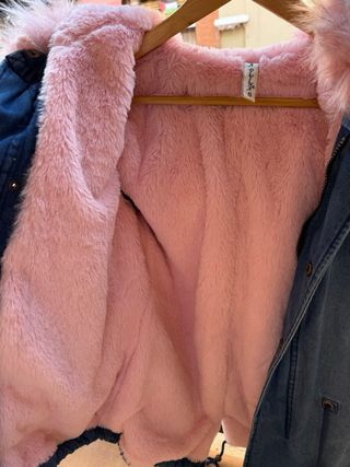 Chaqueta vaquera con pelo rosa