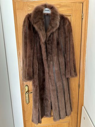 Abrigo vintage de piel sintética marrón.