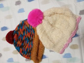 Dos gorros de lana hechos a mano