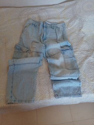 Pantalón vaquero cargo desgastado