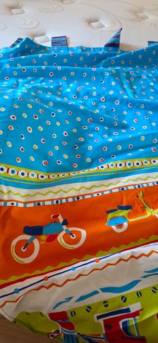 Colcha infantil estampada de coches con cortina