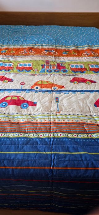 Colcha infantil estampada de coches con cortina