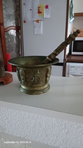 Mortero y mano de bronce antiguo