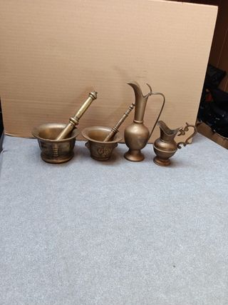 Juego de morteros y jarras de bronce