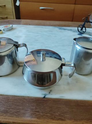 Juego de té en acero inoxidable.