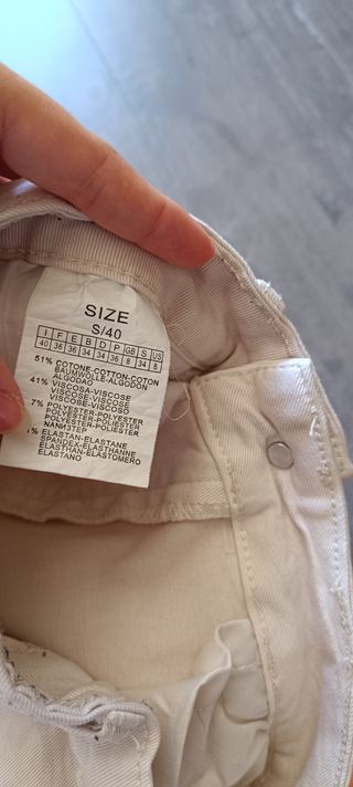 Pantalones blancos acampanados