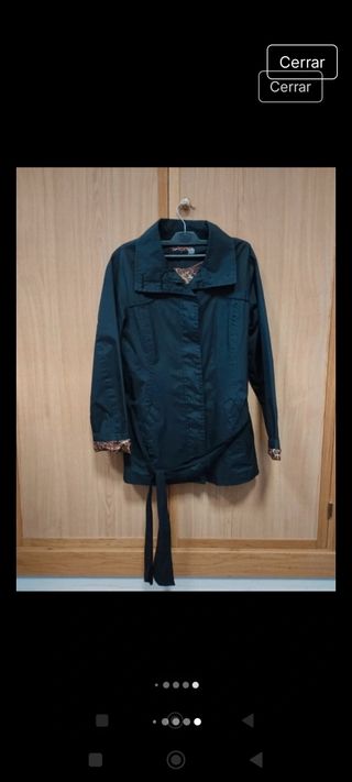 Gabardina negra con detalles multicolor