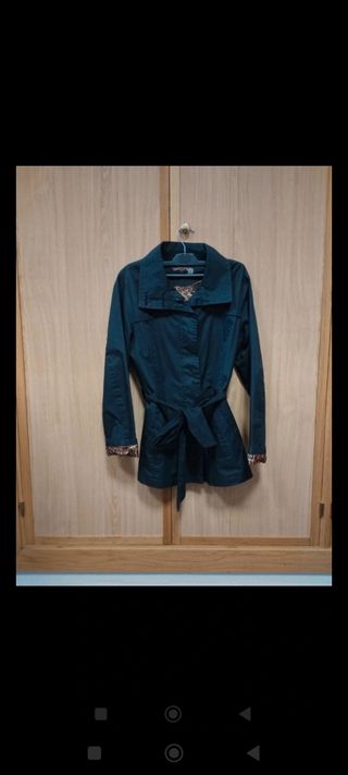 Gabardina negra con detalles multicolor