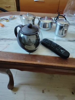 Tetera de cristal y plástico color morado oscuro