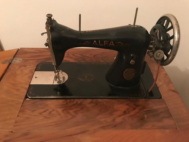 Máquina de coser Alfa antigua