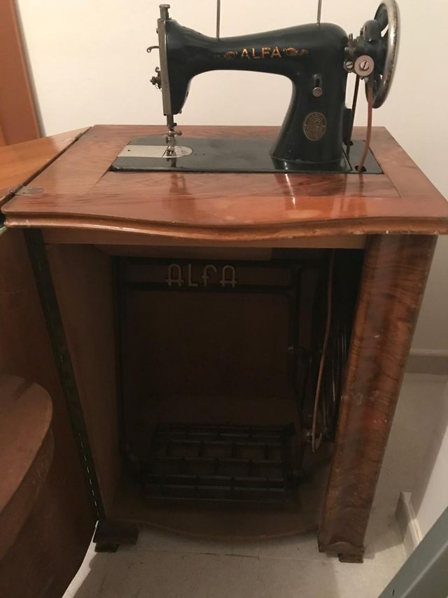 Máquina de coser Alfa antigua