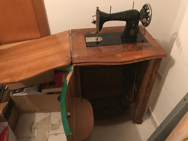 Máquina de coser Alfa antigua