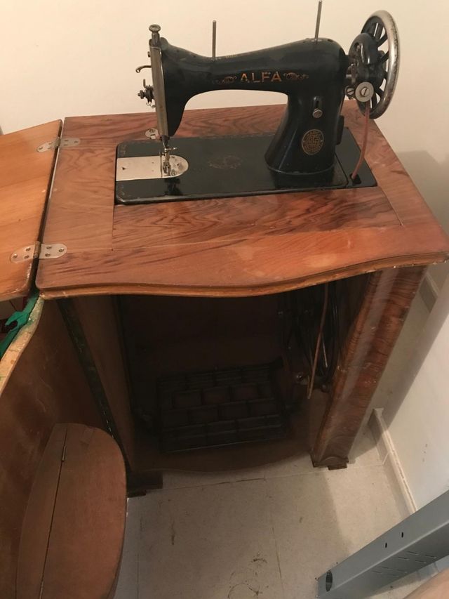 Máquina de coser Alfa antigua