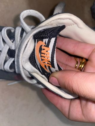 Zapatillas Nike grises y rosas