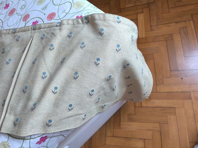 Bando de salón con flores azules