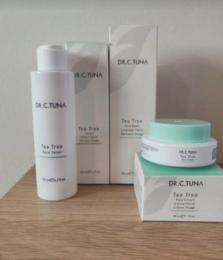 Limpiador, tónico y crema hidratante. 
