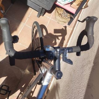 Bicicleta de carretera gris