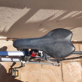 Bicicleta de carretera gris