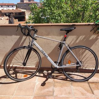 Bicicleta de carretera gris
