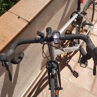 Bicicleta de carretera gris