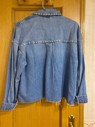 Sobrecamisa vaquera Stradivarius tachuelas