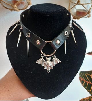 Collar Punk Murciélago Negro y Plateado