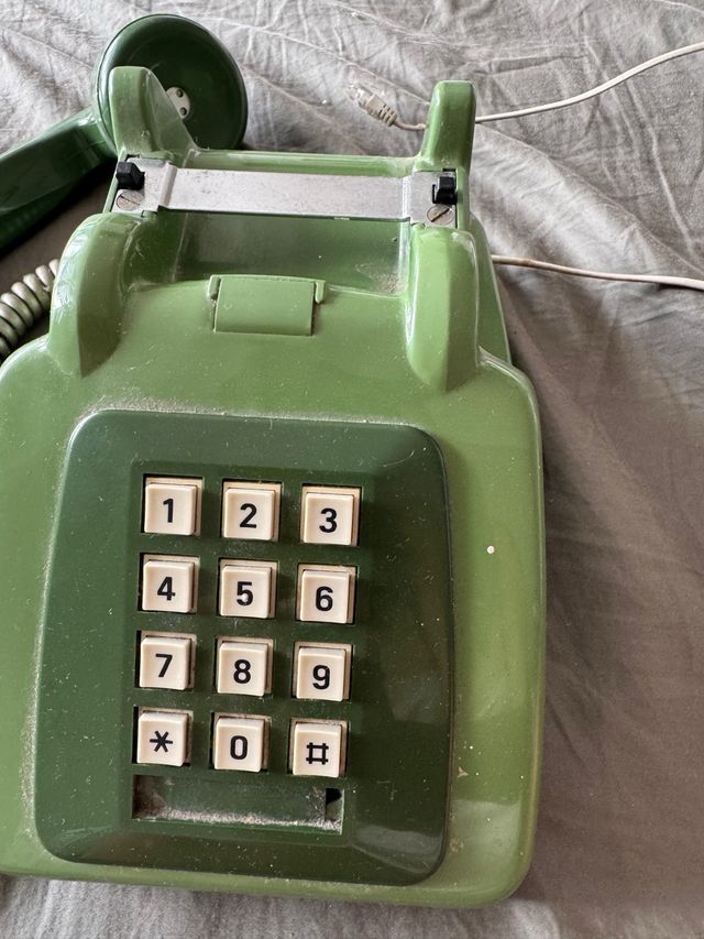 Teléfono antiguo de teclas verde