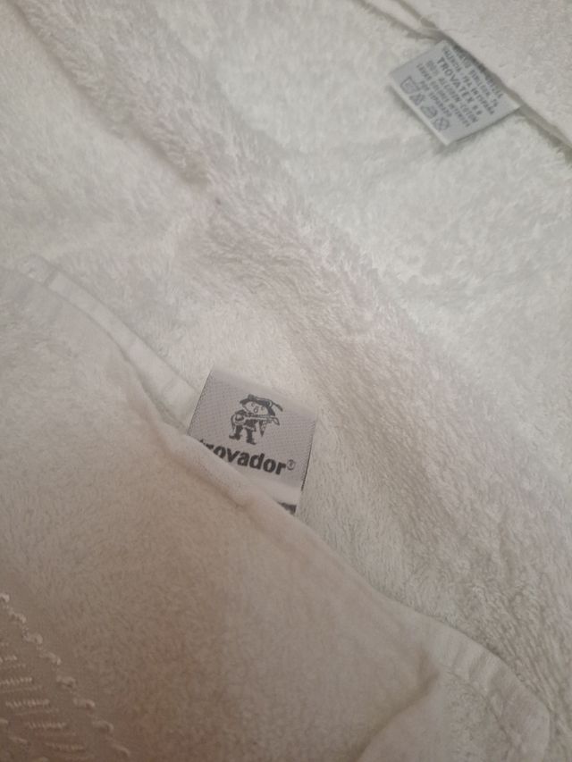 Juego de toallas blancas con flores