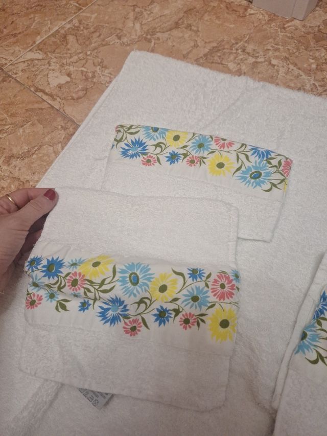 Juego de toallas blancas con flores