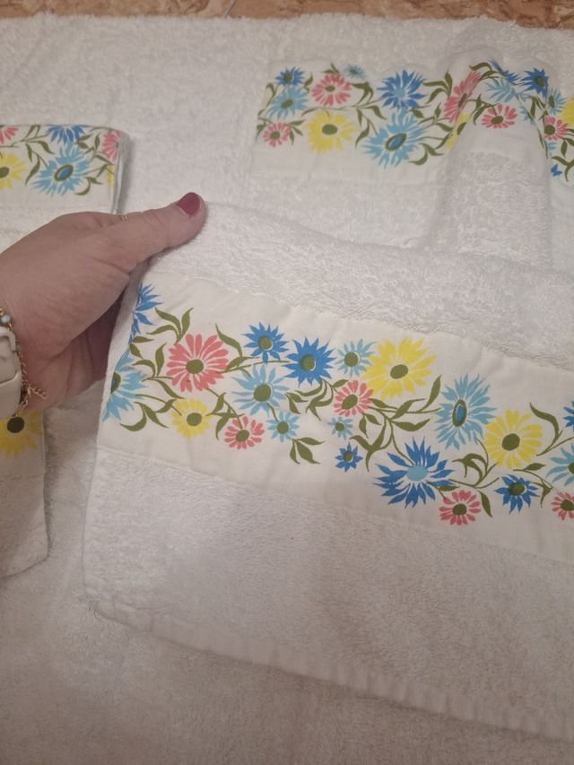 Juego de toallas blancas con flores
