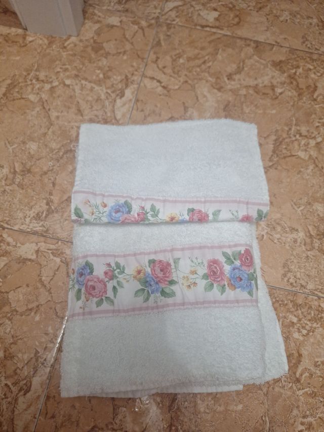 Juego de toallas blancas con flores