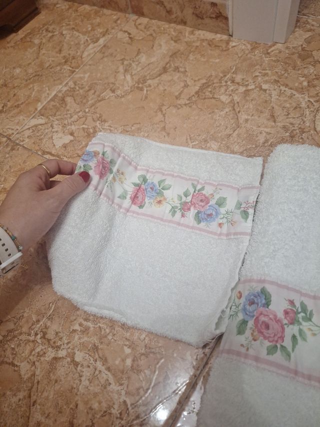 Juego de toallas blancas con flores