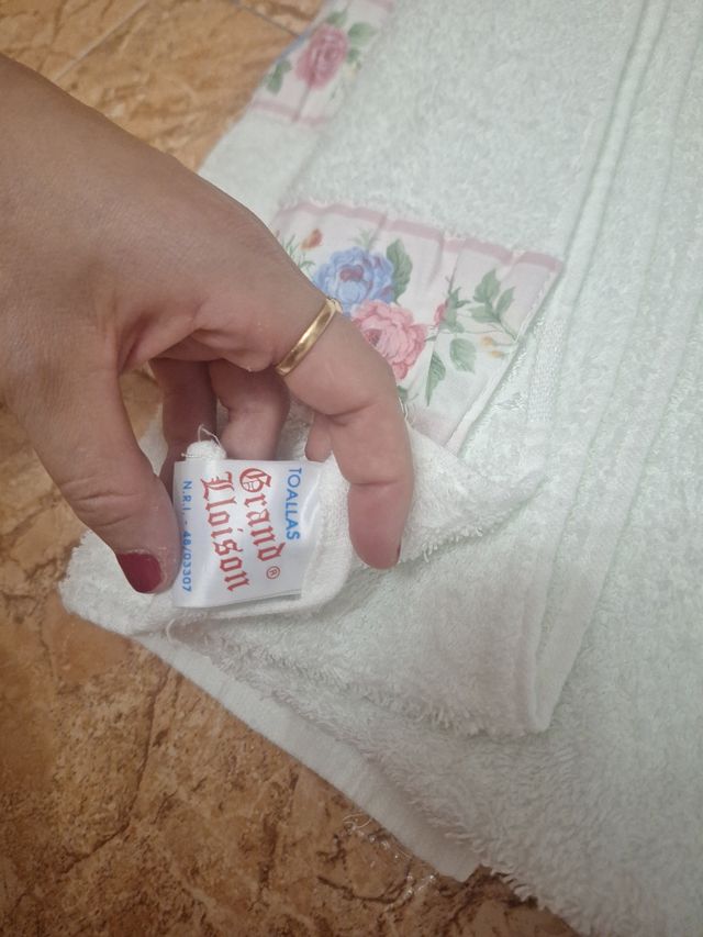 Juego de toallas blancas con flores