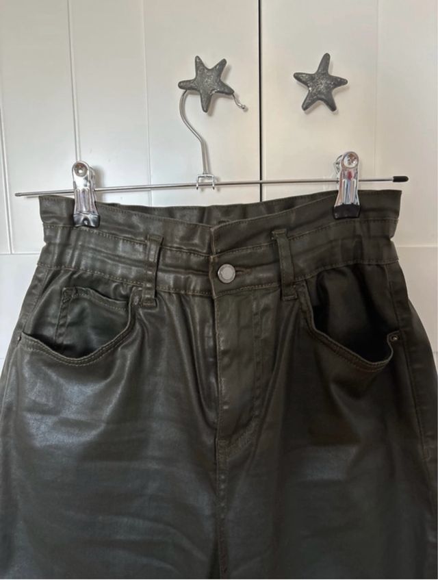 Pantalón baggy caqui efecto piel