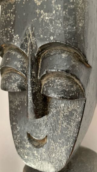 Figura de madera tallada artesanal