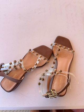 Sandalias planas UTERQUE con tachuelas