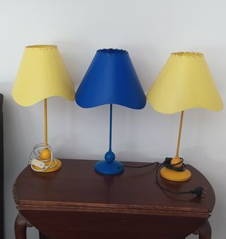 Lámparas de mesa azul y amarilla