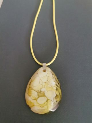 colgante amarillo hecho en resina