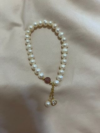Pulsera de perlas con colgante