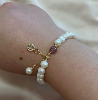Pulsera de perlas con colgante