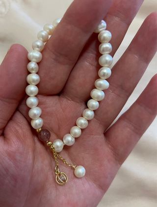 Pulsera de perlas con colgante