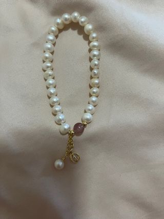 Pulsera de perlas con colgante