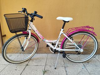 Bicicleta City blanca con cesta y portabultos