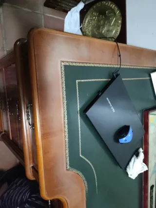 Mesa de despacho de madera y piel