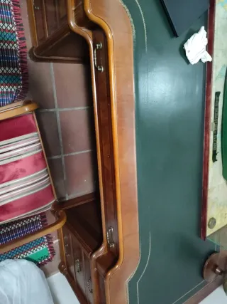 Mesa de despacho de madera y piel